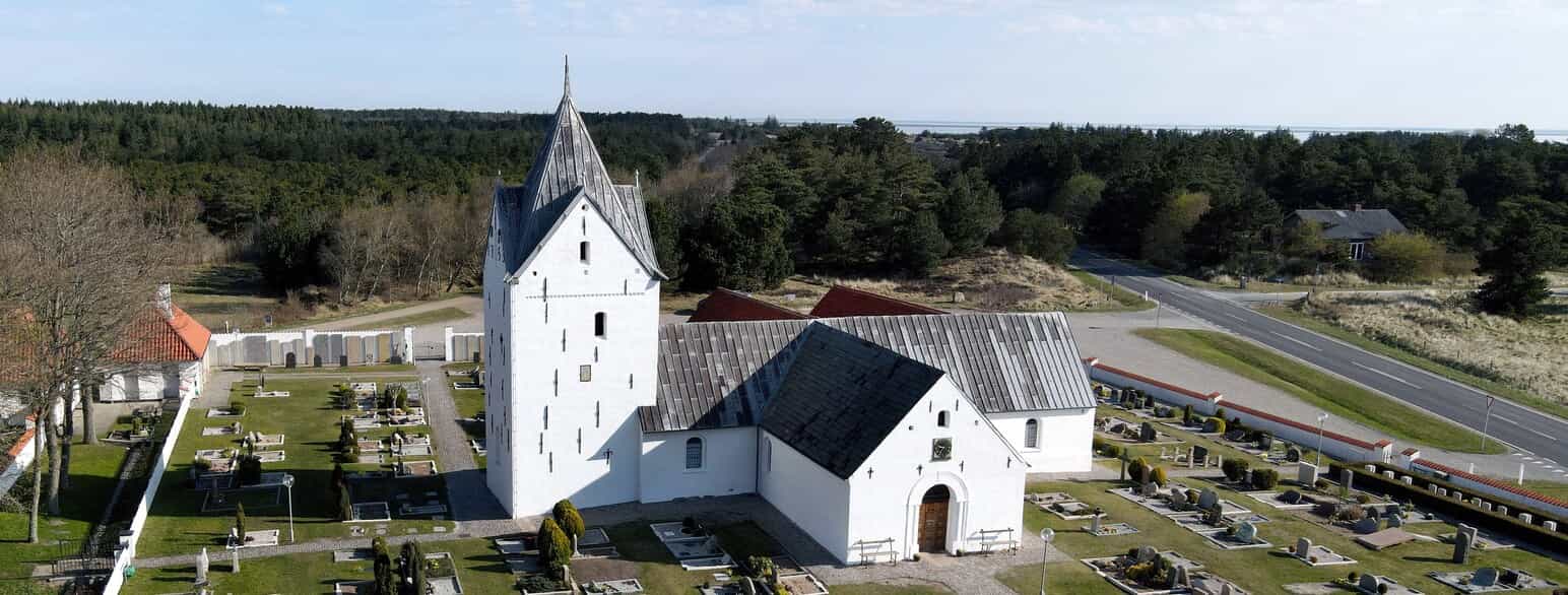 Rømø Kirke er oprindelig bygget i 1200-tallet, men blev stærkt udvidet i 1600-1700-tallet, da velstanden på øen voksede. Foto: 2022.