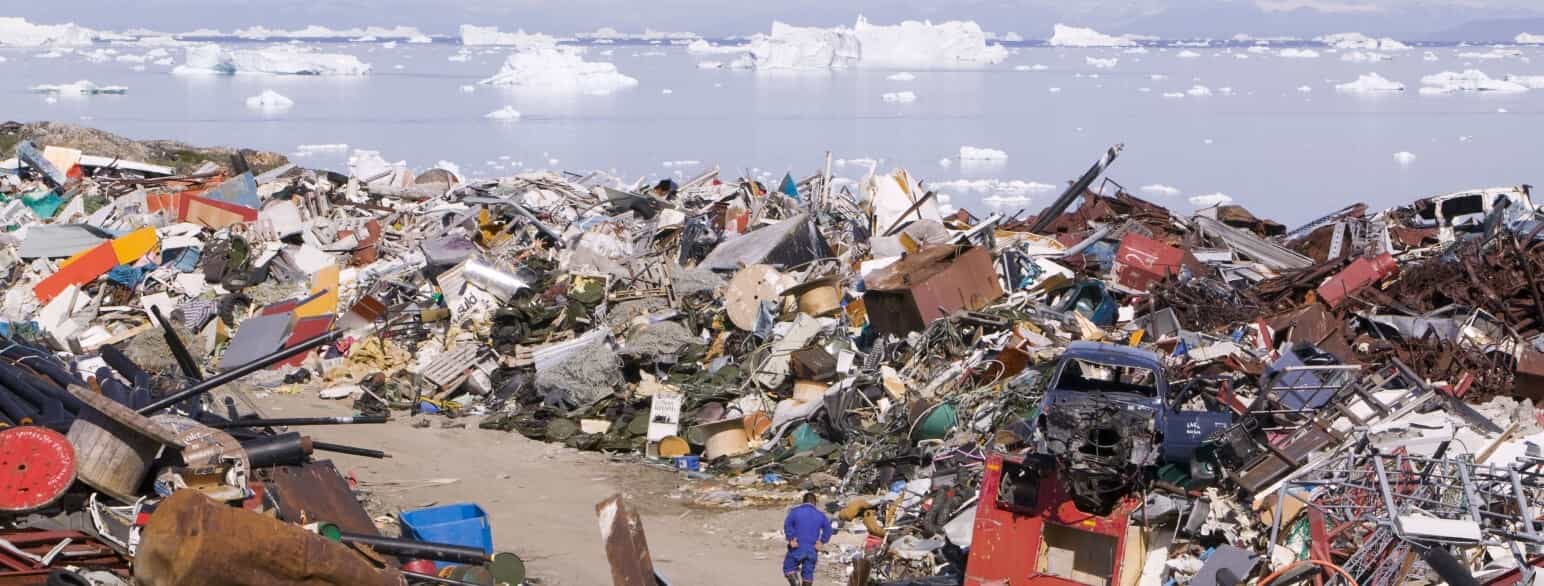 Dumpen i Ilulissat. Gennem årtier er alt affald i de fleste byer og bygder blevet deponeret på dumpen, og for at reducere affaldsmængderne er der jævnligt foretaget en åben afbrænding.