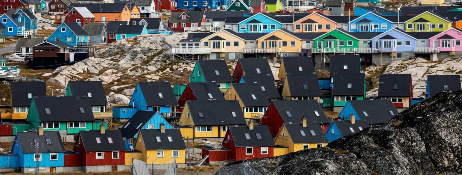 En del af bebyggelsen i Ilulissat består af lavere rækkehuse, hvoraf mange har udsigt over isfjorden