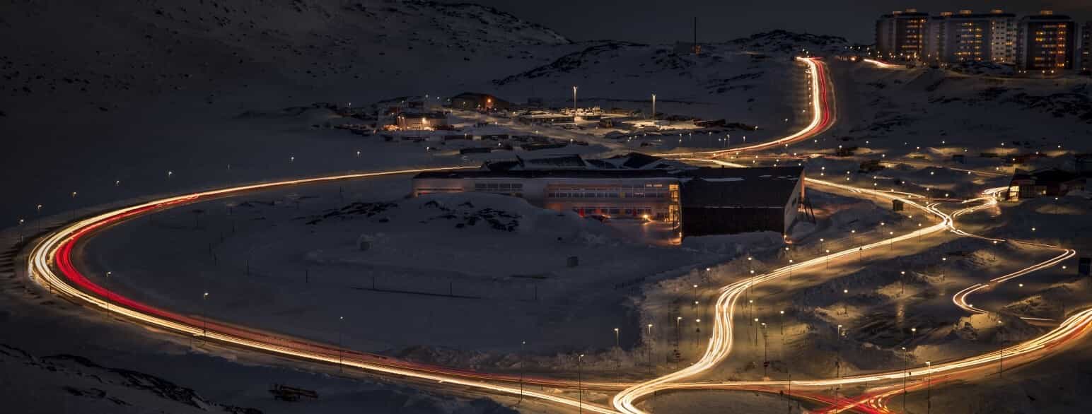 I mørket træder infrastrukturen tydeligt frem her i en af Nuuks nyeste bydele, Qinngorput, der ligger for foden af fjeldet Ukkusissaq (Store Malene)