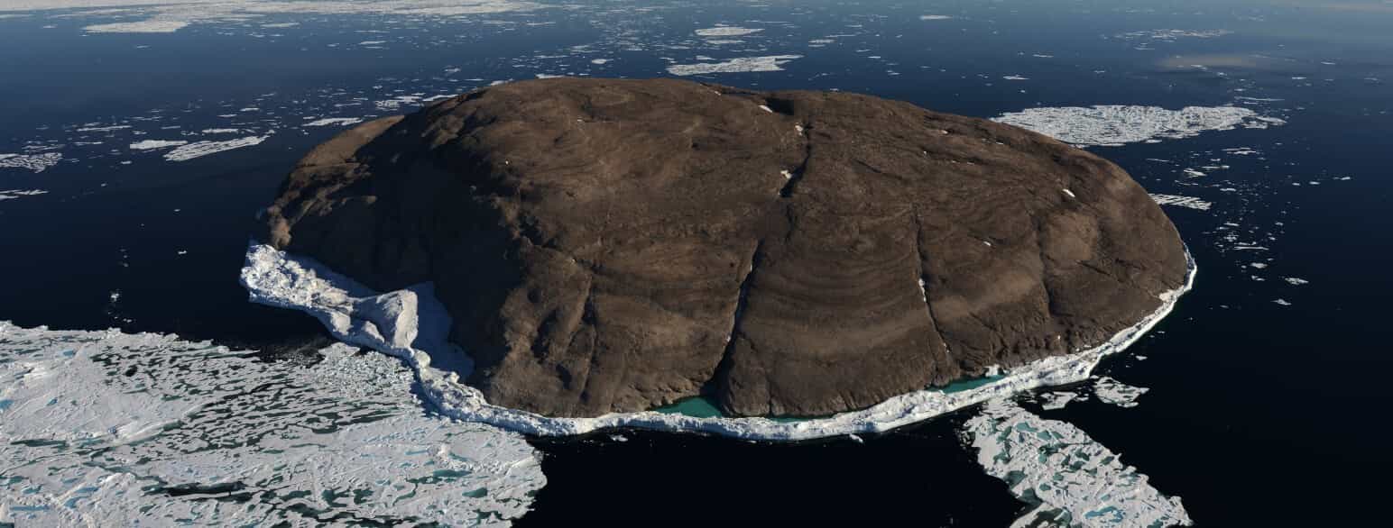 Øen Tartupaluk (»nyreformet«). I denne nordlige del af Grønland er grundfjeldet dækket af kilometertykke lag af sedimenter aflejret for mellem 1.200 og 450 mio. år siden
