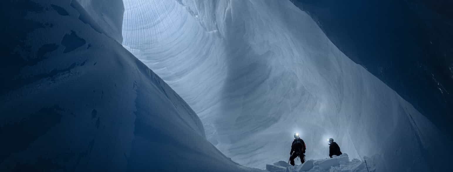 Her ses professor i glaciologi Alun Hubbard på feltarbejde 175 m under Indlandsisens overflade. Større og mindre spalter og huler i isen er almindelige og er et resultat af, at isen bevæger sig og sprækker op