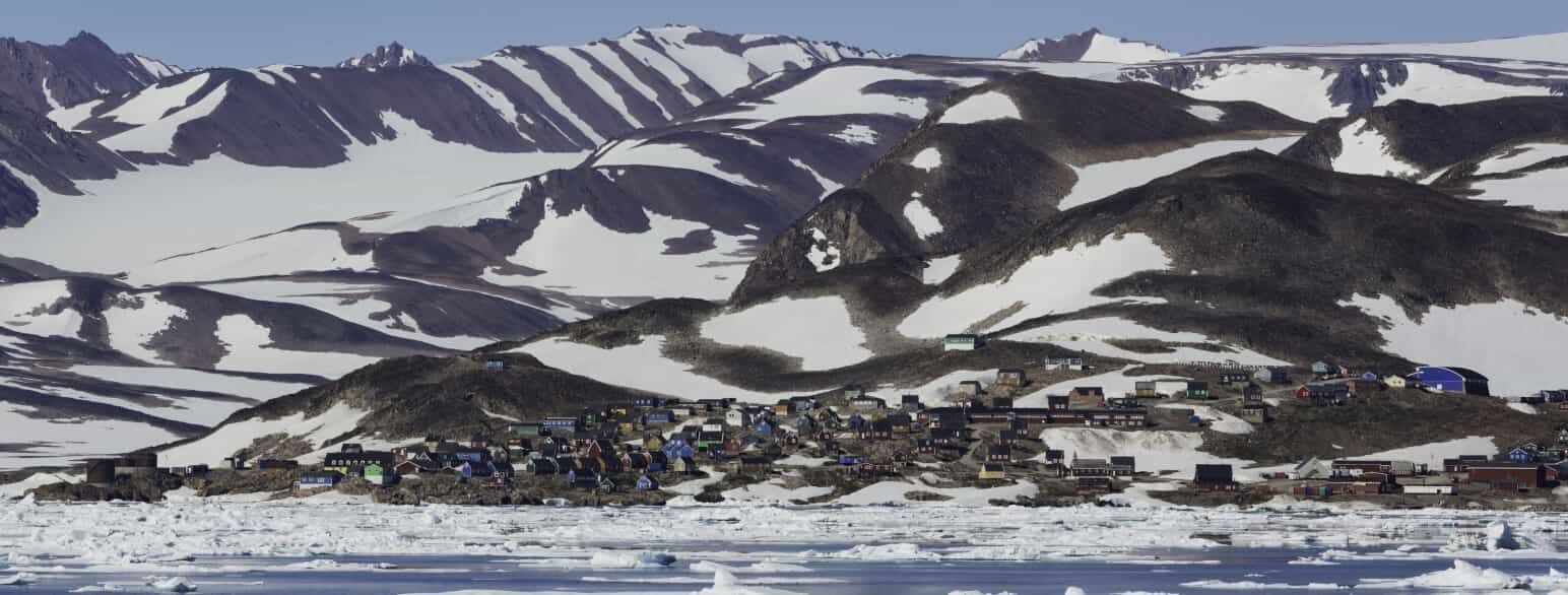 Ittoqqortoormiit set fra havet. Langt mod nord bag disse fjelde findes Nordøstgrønland