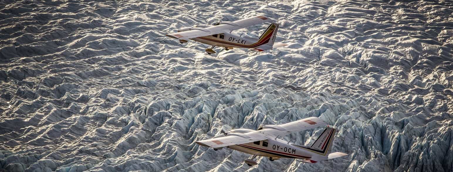 I Kangerlussuaq er det muligt at tage en flyvetur over Indlandsisen, hvis aktive bræer ses bedst fra luften