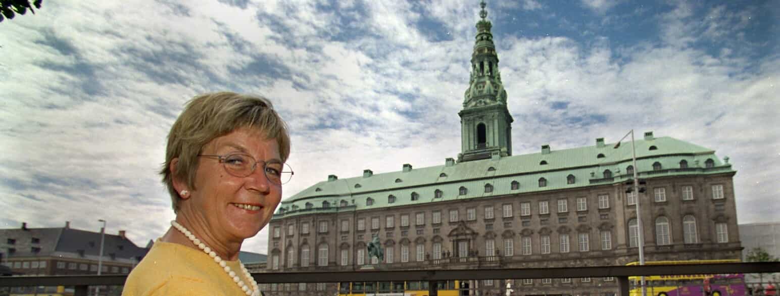 Marianne Jelved fotograferet i 1998 med Christiansborg i baggrunden