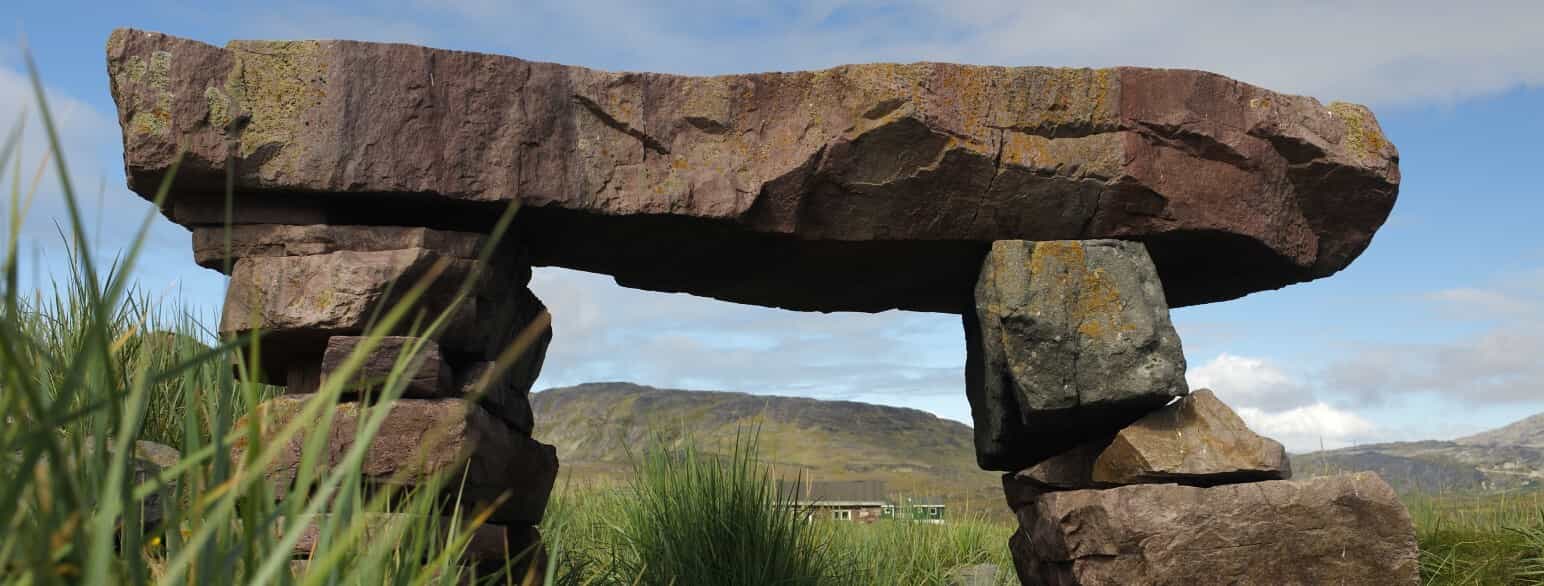 På billedet ses den bevarede dør imellem kostald og lade på nordboernes bispesæde ved Garðar (Igaliku)