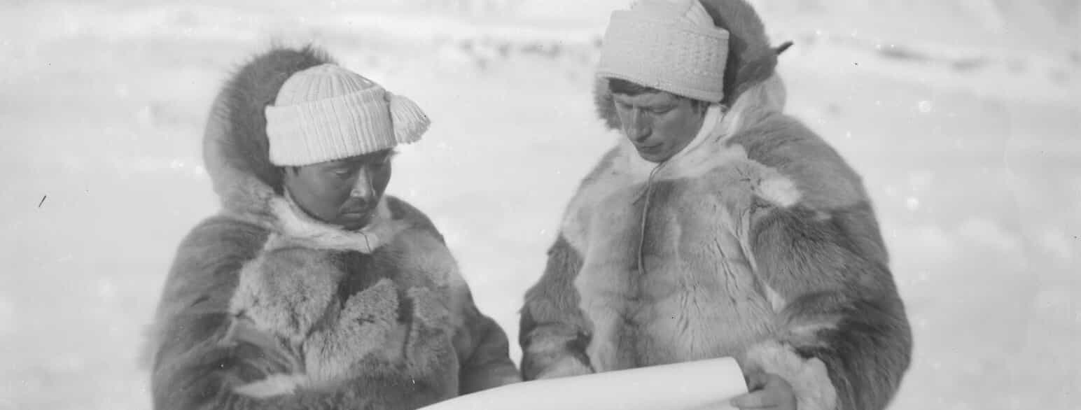 Knud Rasmussen og Inûkitsoq studerer et kort under 2. Thule-ekspedition