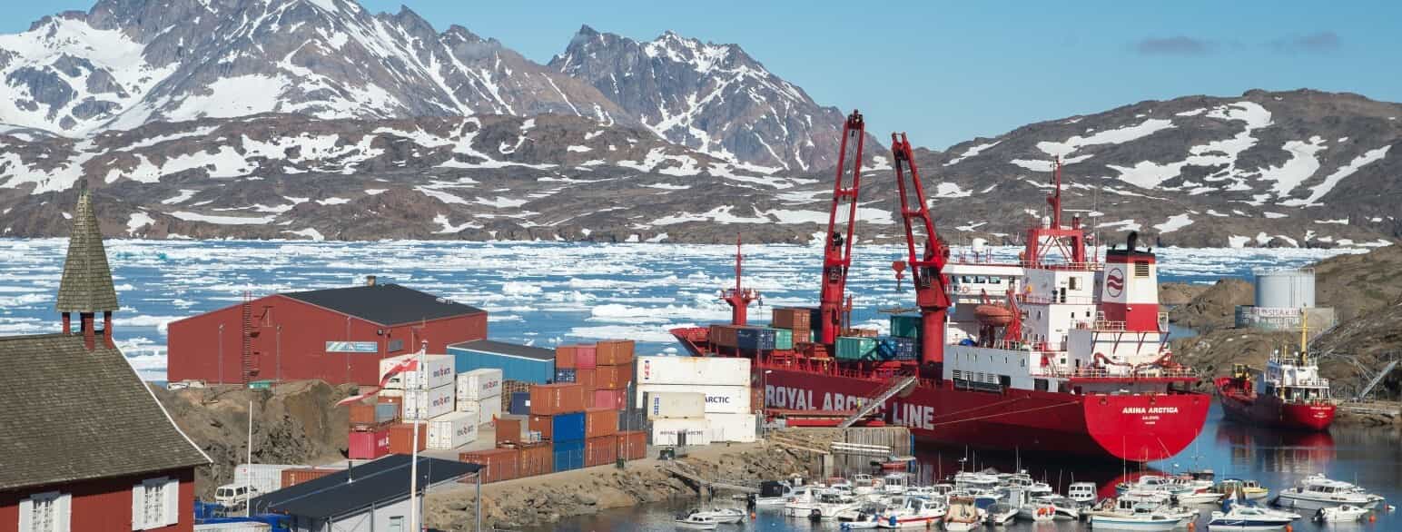Royal Arctic Line til kaj i Tasiilaq. Årets første skib ankommer i juni, og byen modtager skib frem til begyndelsen af november