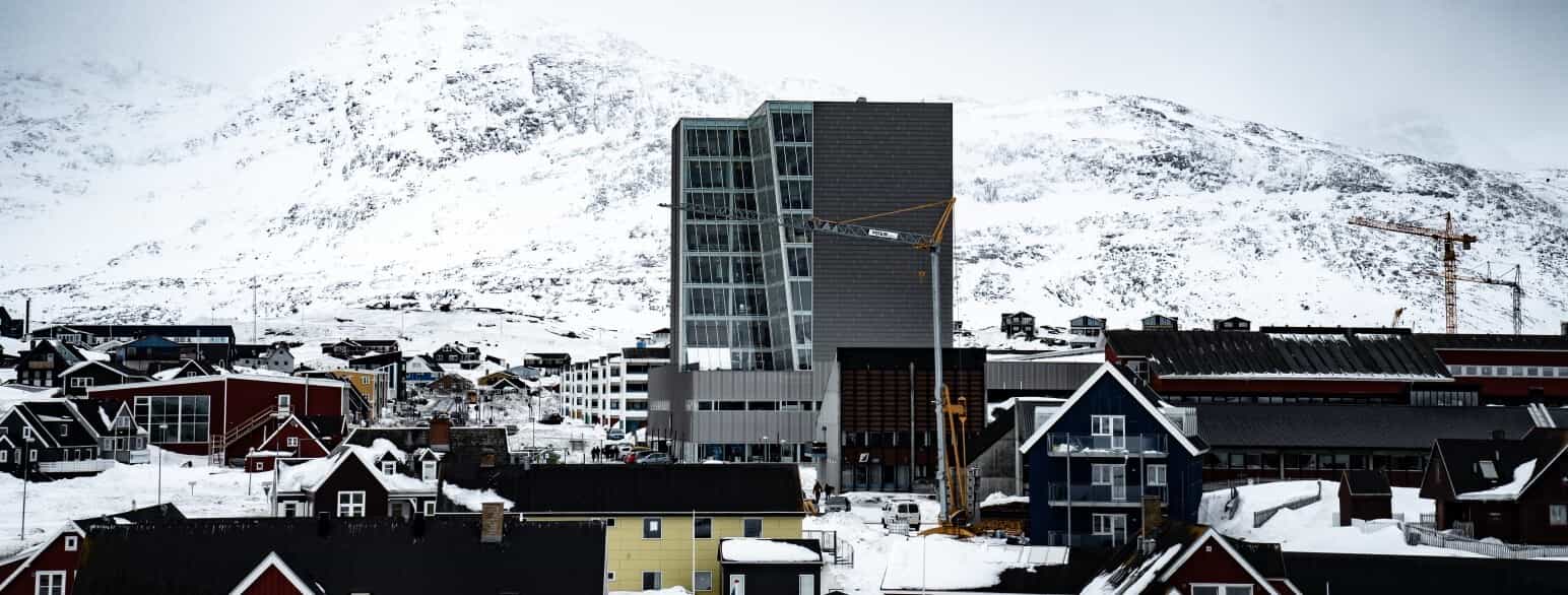 Den nye administrationsbygning, i folkemunde »Selvstyretårnet«, rejser sig over Nuuk Center