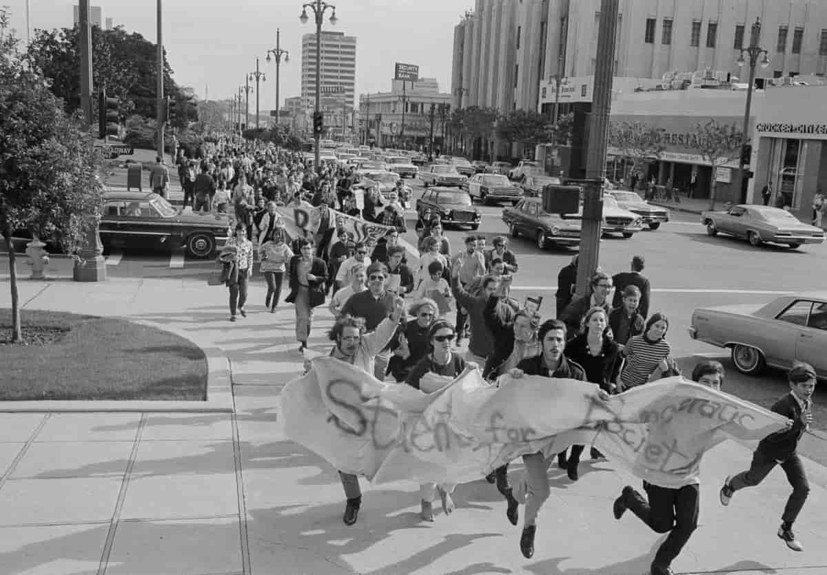 Students for a Democratic Society demonstrerer mode krigen i Vietnam. Los Angeles, 12. januar, 1968. 