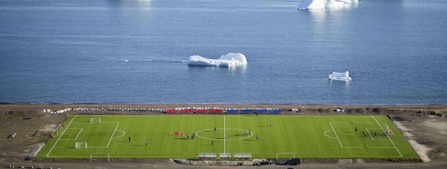 Fodboldbane i Qeqertarsuaq. Fodbold spilles om vinteren inde i hallerne, men i den lyse sommertid benyttes udendørsbanerne flittigt døgnet rundt