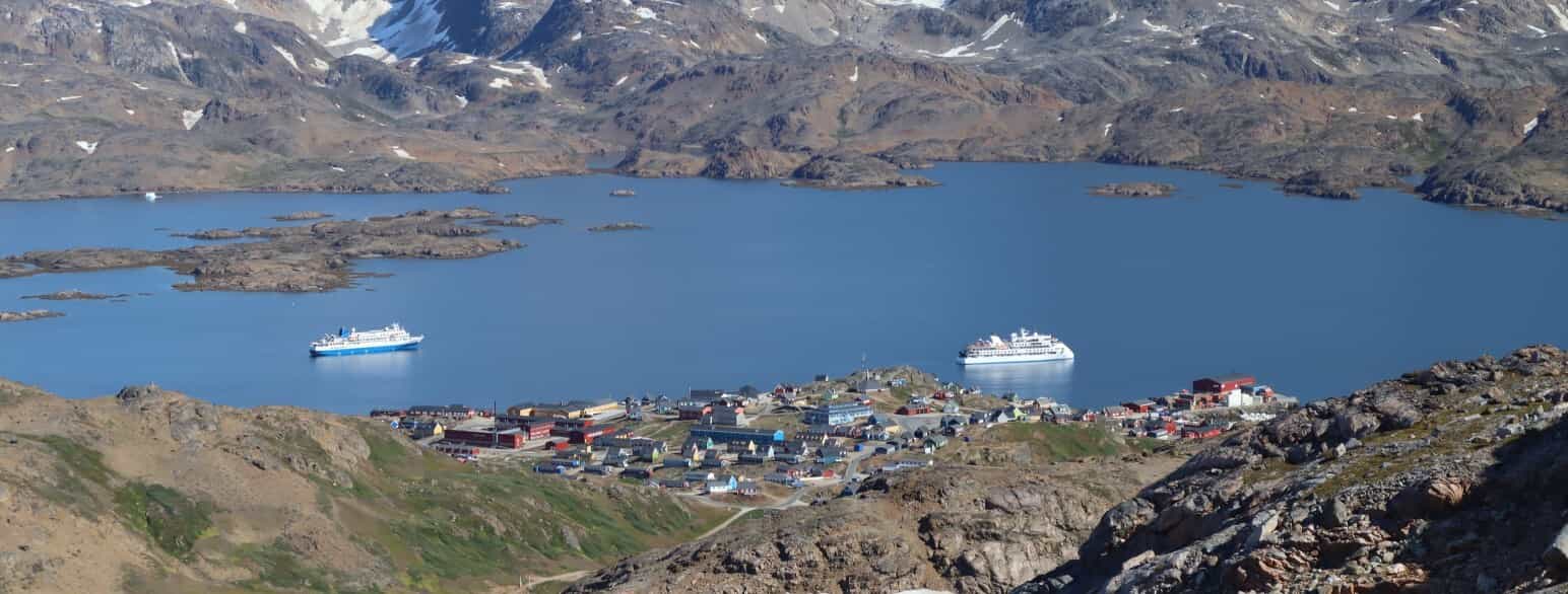 Østgrønlands største by Tasiilaq med 1.916 indbyggere set fra Qaqqartivakajik (Sømandsfjeldet)