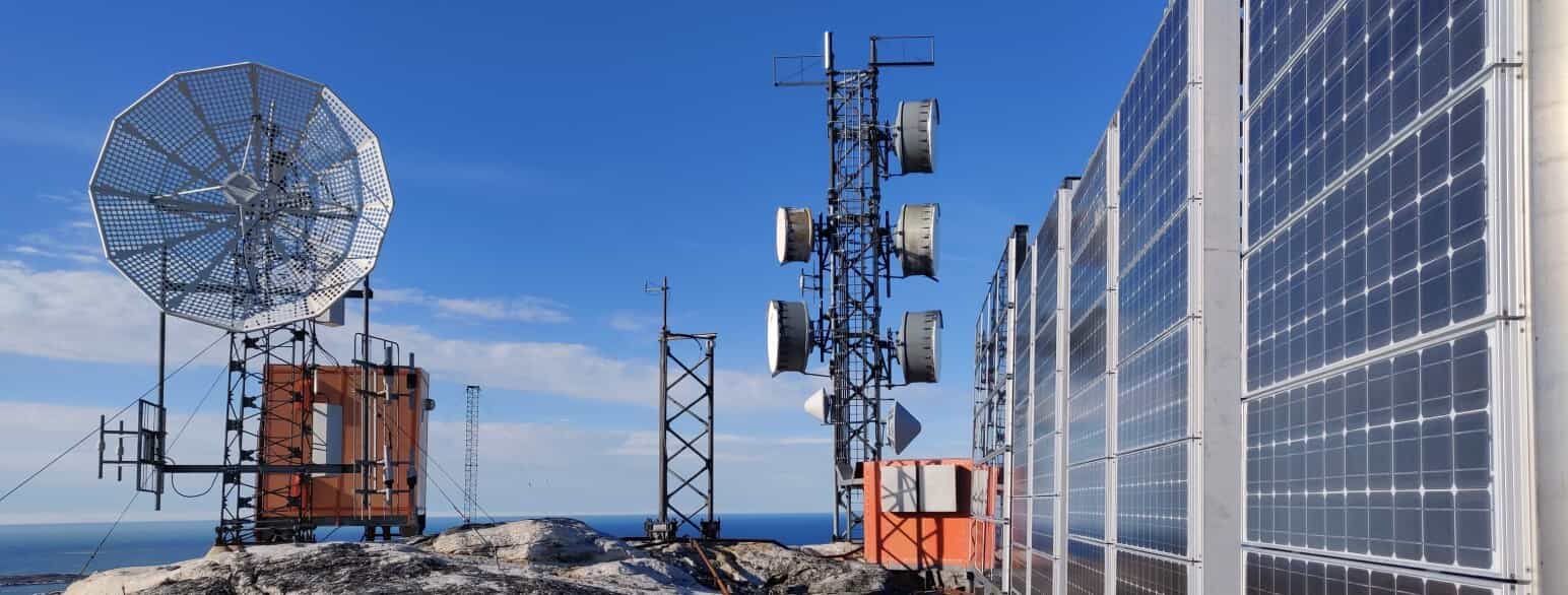 Tusass har udført vellykkede forsøg med at anvende vindmøller og solceller på radiokædestationer, som her ved Meqquitsoq syd for Nuuk