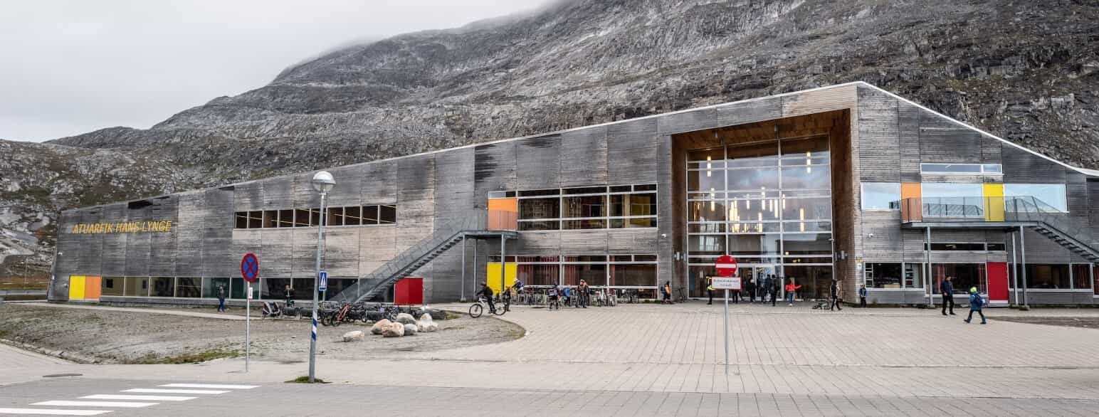 Skolen Atuarfik Hans Lynge ligger i Nuuk og har 1.-10. klasse, der køres i to og tre spor. I 2022 var der 489 elever og 45 lærere