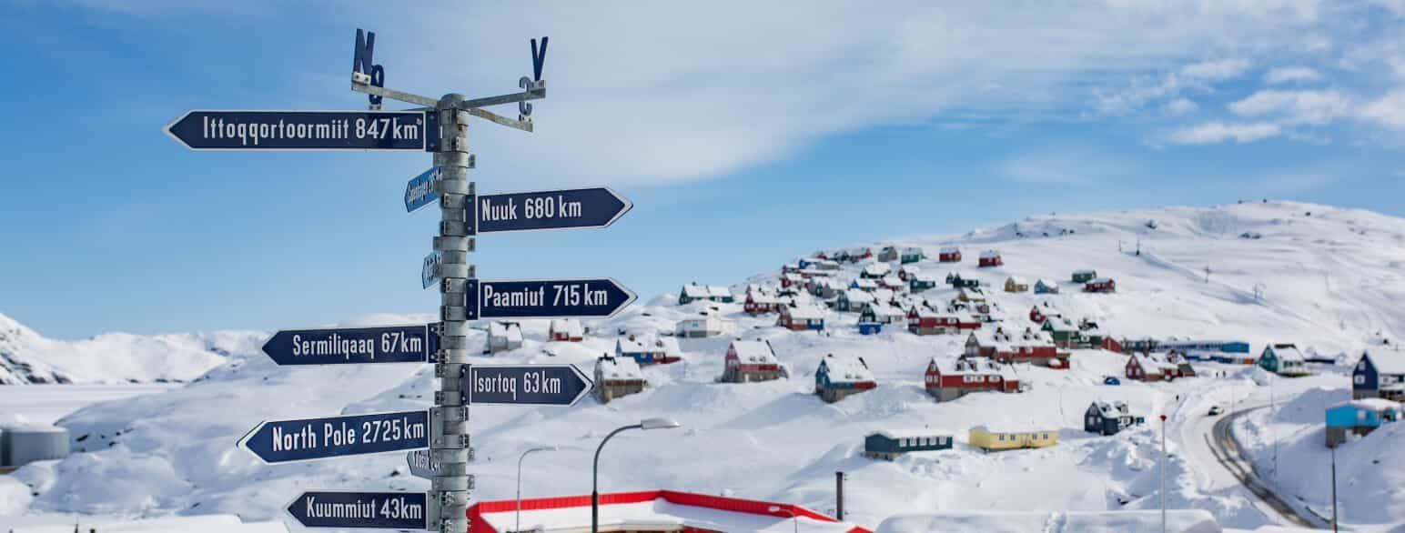 Vintermotiv fra Tasiilaq, den største by på Grønlands østkyst