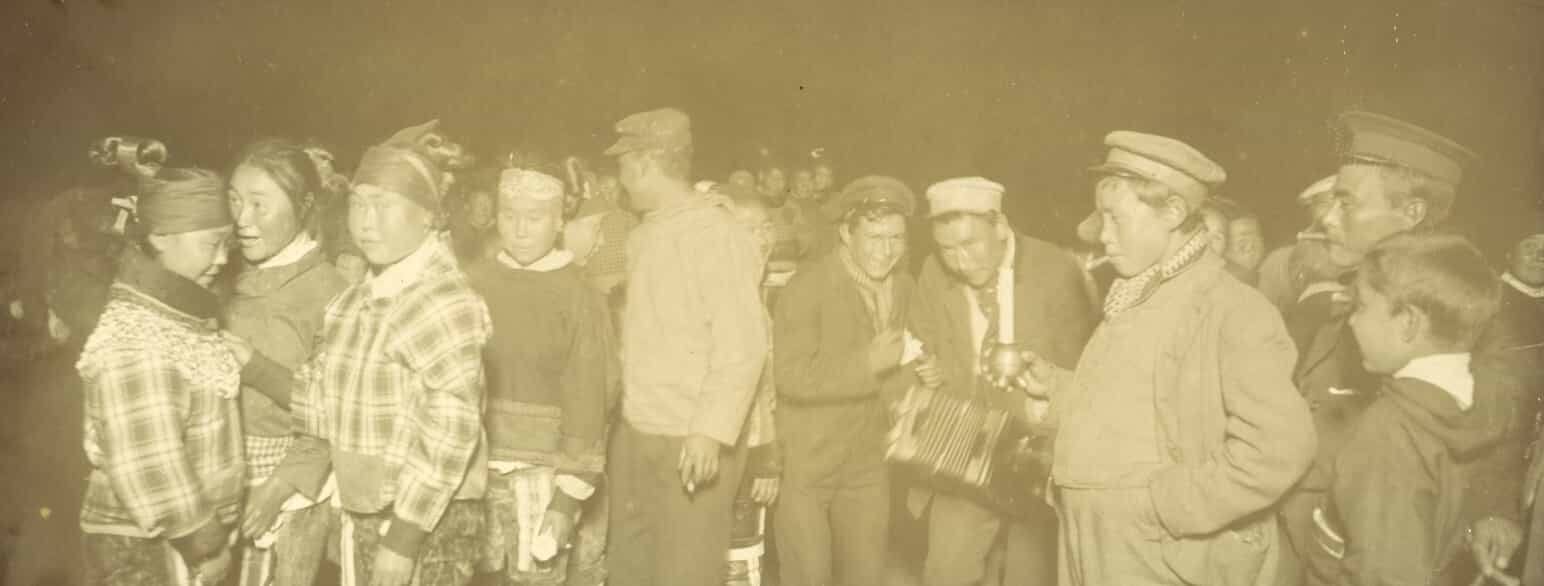 Trækharmonikaen er klar, og en gruppe festklædte unge venter i slutningen af 1800-tallet på, at den første kaavikulooq, polka, skal begynde