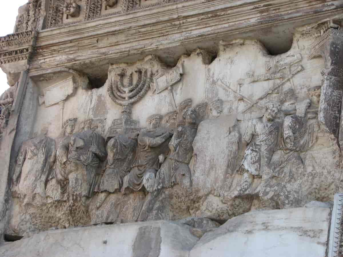 Udsnit fra Titusbuen, som viser krigsbyttet fra det erobrede Jerusalem, bl.a. den syvarmede lysestage.