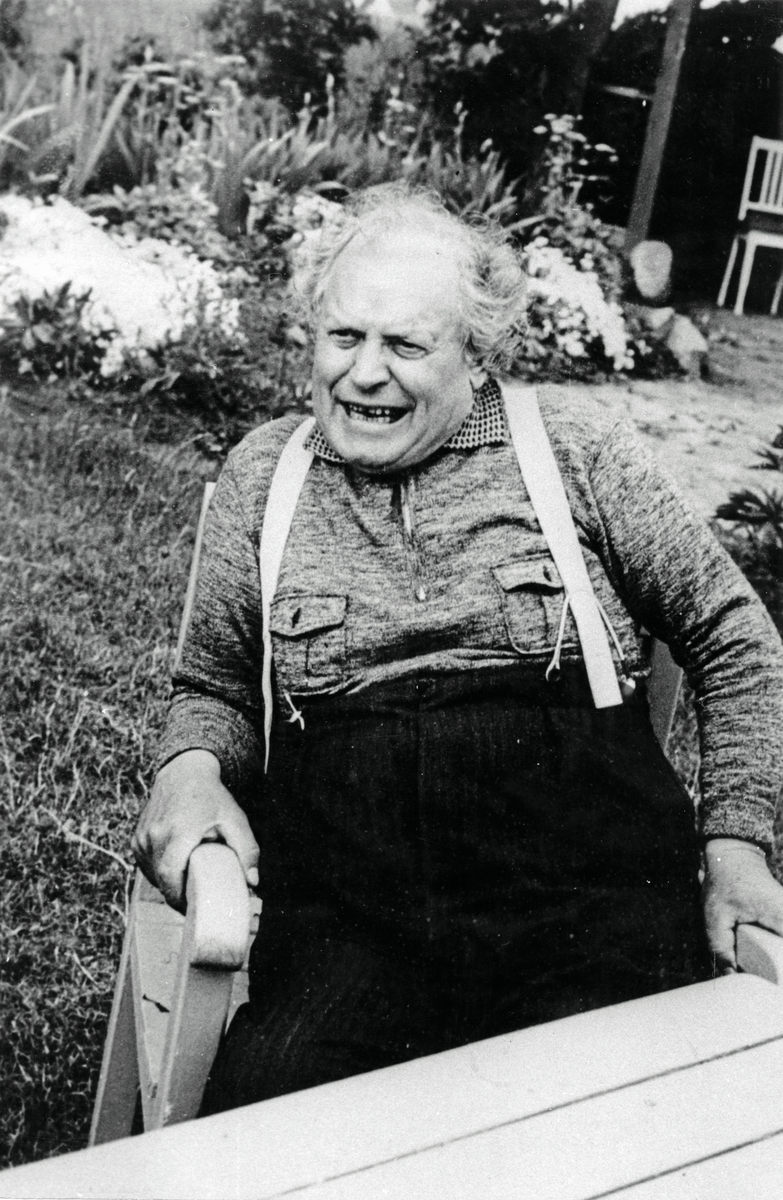 Martin Andersen Nexø i haven, 1939.