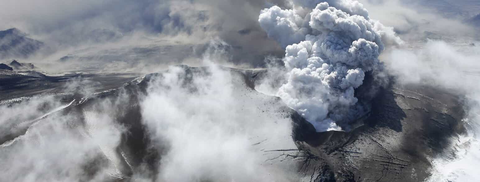 Damp og aske står op fra Eyjafjallajökull under udbruddet i april 2010