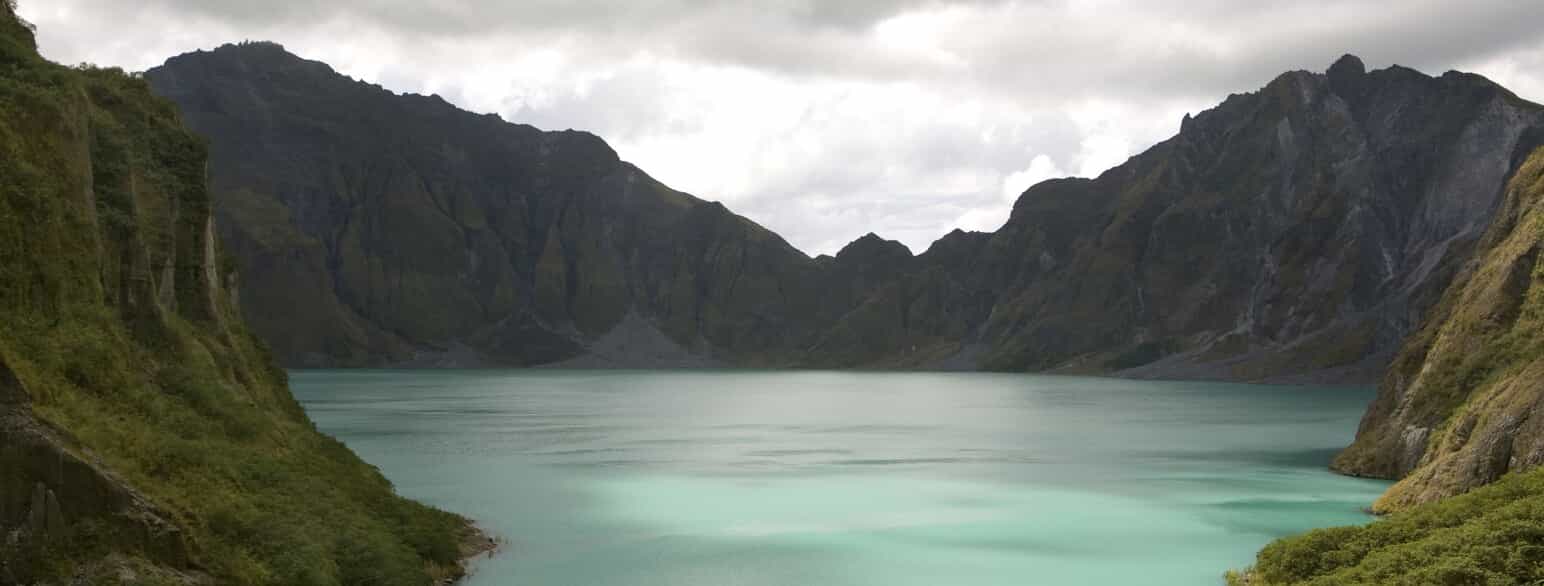 I dag dækkes Pinatubos krater af en grøn, syreholdig sø