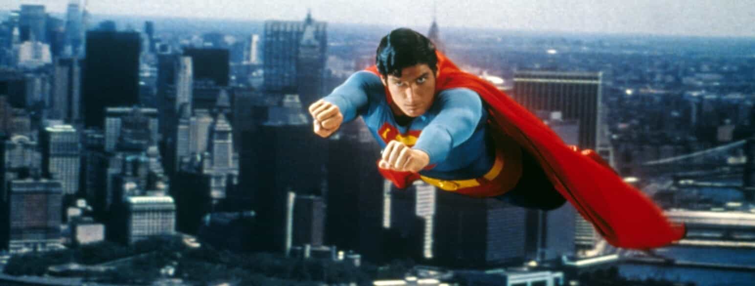 Superman i Christopher Reeves skikkelse flyver henover Manhattan i filmen "Superman" (1987)