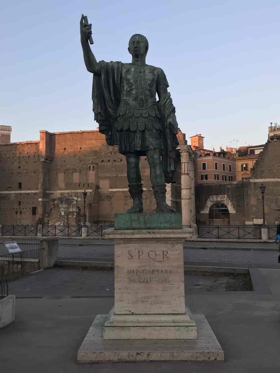 Bronzestatue af kejser Nerva, som står foran Nervas Forum (2023).