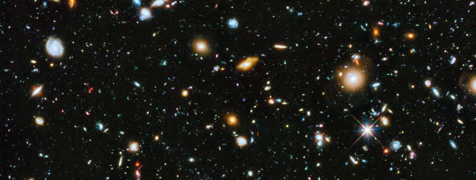 Visualisering af Universet sammensat af en række fotografier taget med Hubble-teleskopet i årene 2003 til 2012. 