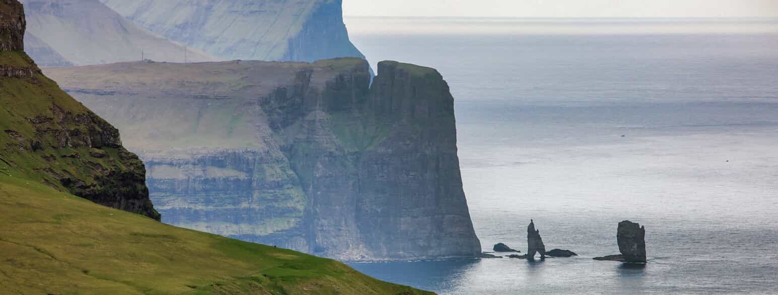 Risin og Kellingin (Kæmpen og Kællingen) ud for halvøen Kollurin. Ifølge sagnet forsøgte de to trolde at flytte Færøerne til Island, men da solen stod op, blev de forvandlet til sten.