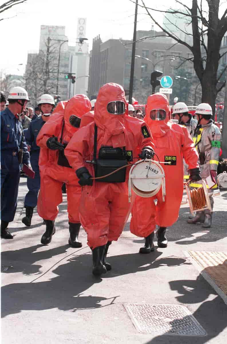 Redningsmandskab i forbindelse med angrebet i Tokyos metro i 1995 