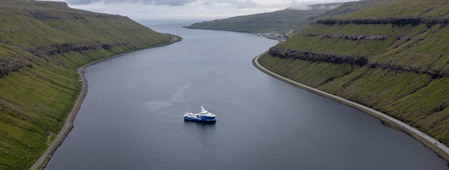 Kollafjørður er en typisk færøsk fjord, hvor Færøernes nye forskningsskib, Jákup Sverri, er på regelmæssige fjordtogter.