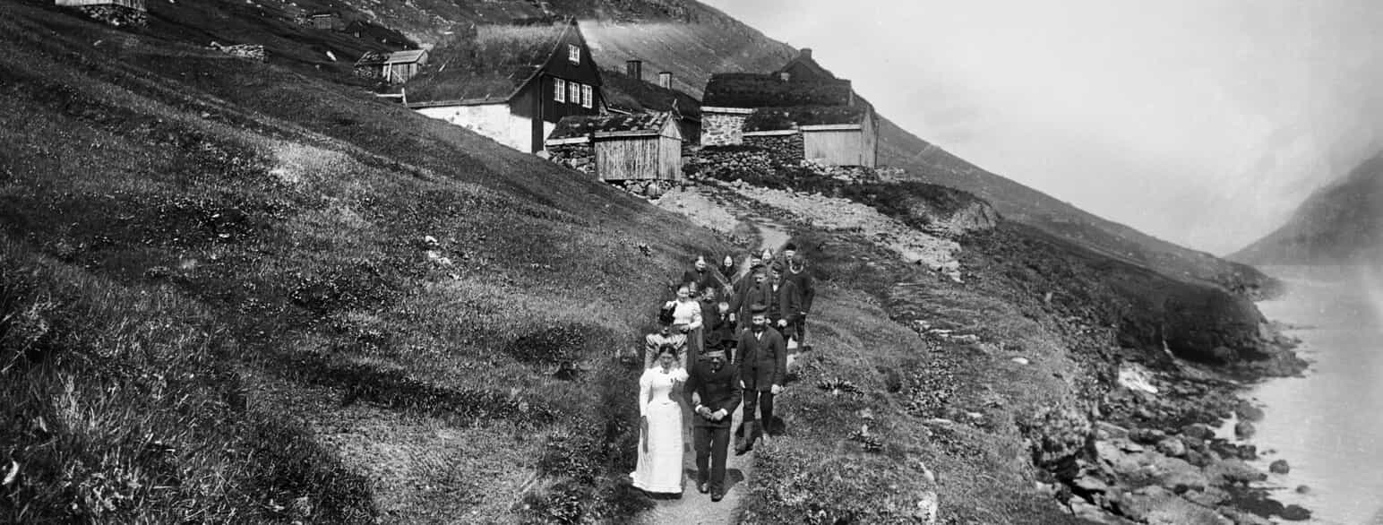Brudefølge i bygden Haraldssund fotograferet i 1898.