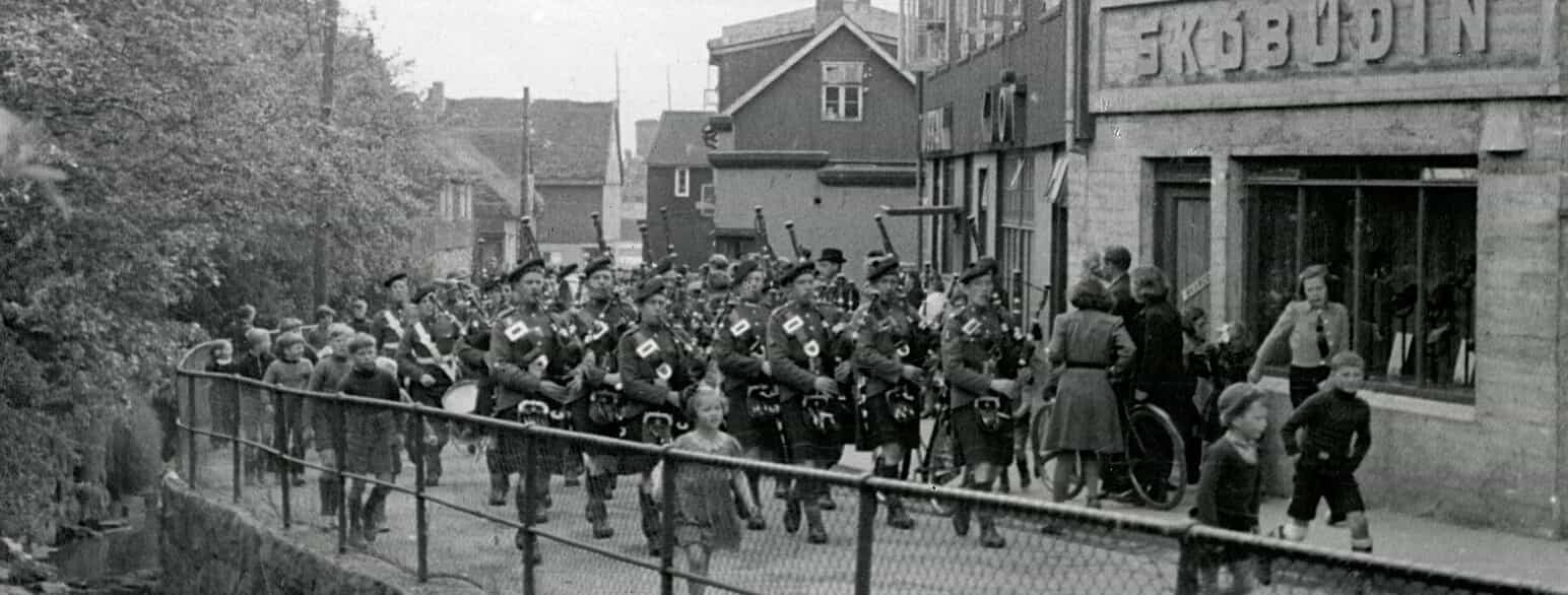 Et skotsk regiment anført af sækkepibeblæsere marcherer på Áarvegur i Tórshavn d. 16. april 1940.
