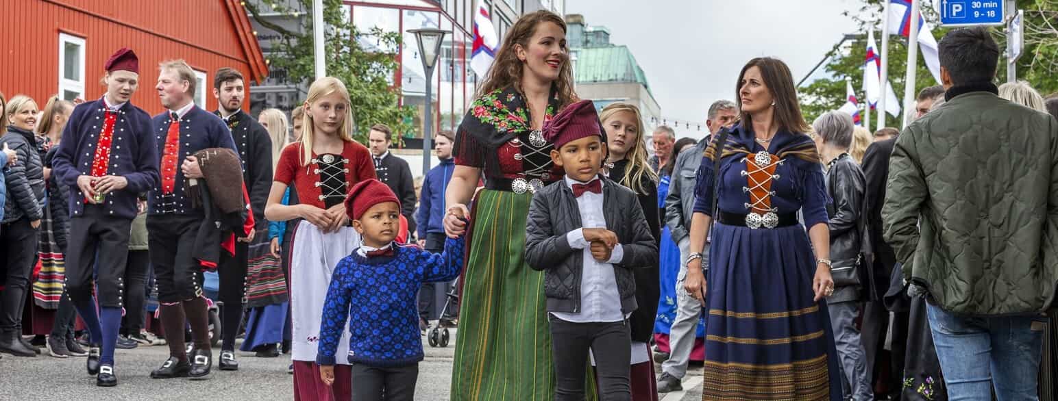 Mænd, kvinder og børn i nationaldragter til ólavsøka d. 28. juli 2018.