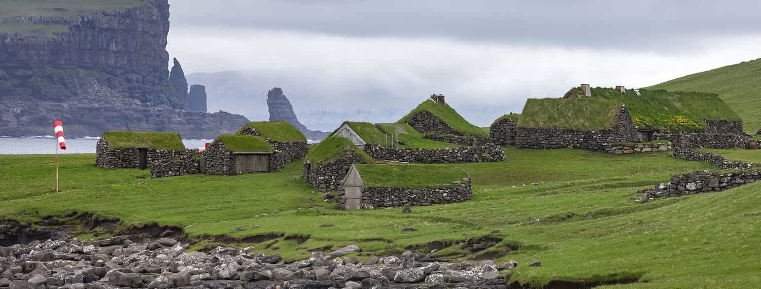 Heimi í Húsi på Koltur med to beboelseshuse, udhuse og bådehus repræsenterer det færøske bondesamfund omkring 1870.