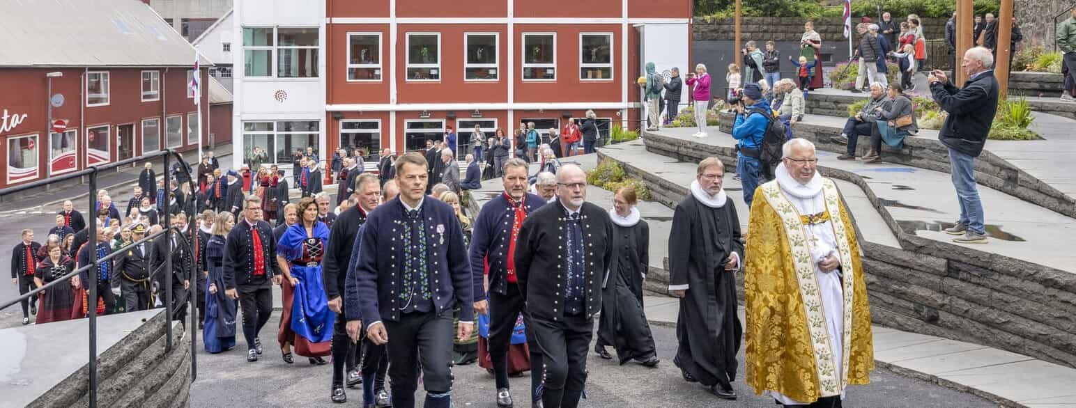 Lagtingets medlemmer, medlemmer af Færøernes Landsstyre, biskoppen, alle landets præster og de øverste embedsmænd går fra Lagtingshuset til domkirken.