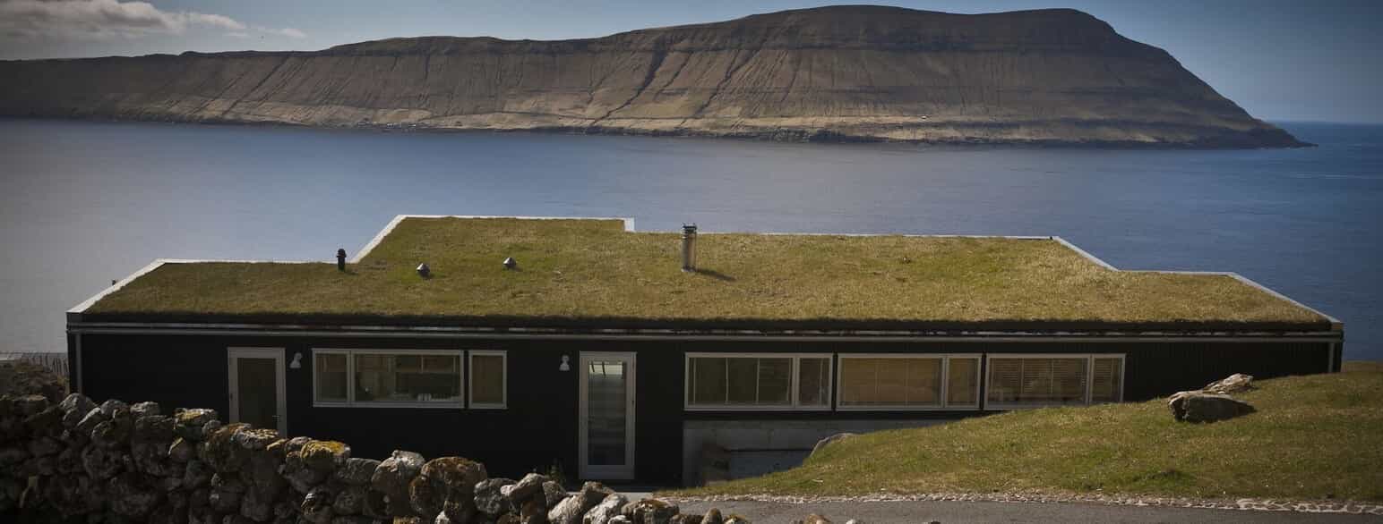 Privat bolig i Velbastaður med udsigt til øen Hestur. Huset er opført i 2007 efter tegninger af MAP Arkitektar, Tórshavn.