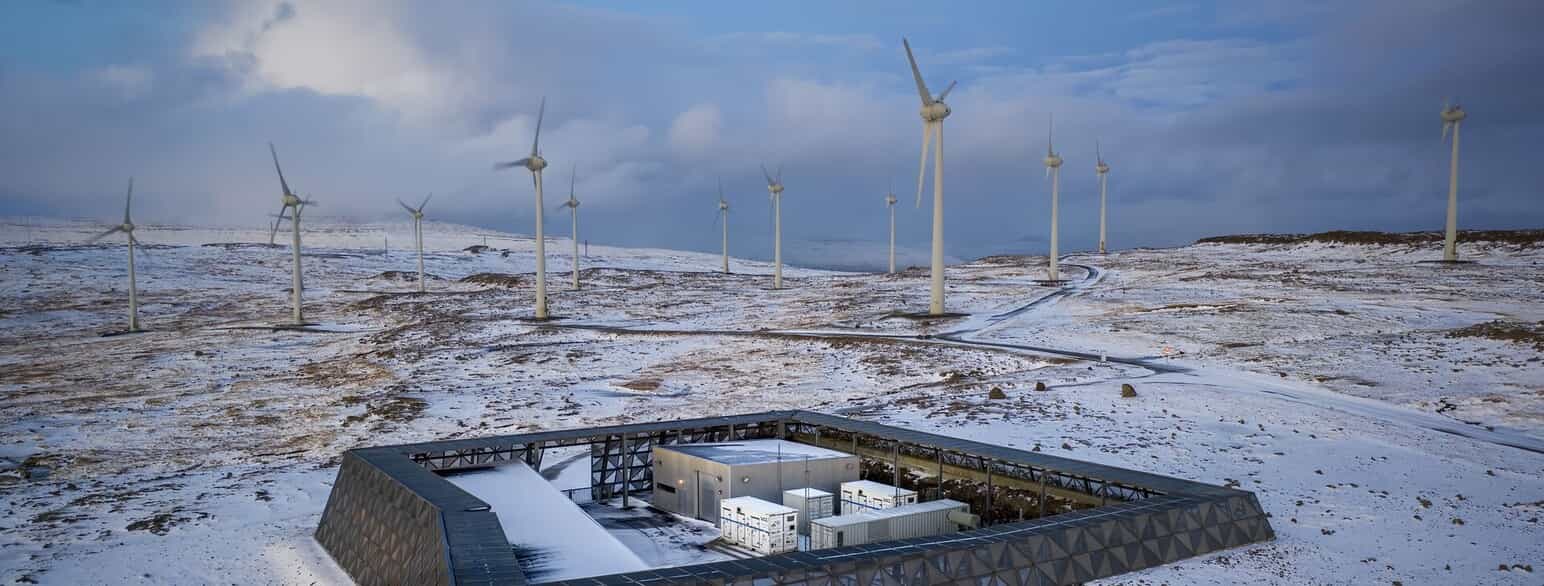 SEV’s vindmøllepark i Húsahagi, som ligger uden for Tórshavn, var med sit batterisystem, der er specielt udviklet til Færøernes elsystem.