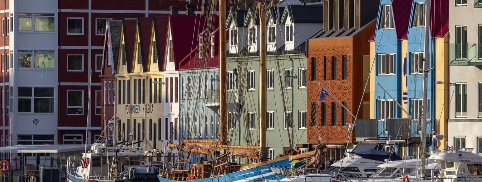 Havnefronten i Tórshavn. I forgrunden midt for ses skonnerten Nordlyset, som blev bygget som fiskefartøj i 1945.