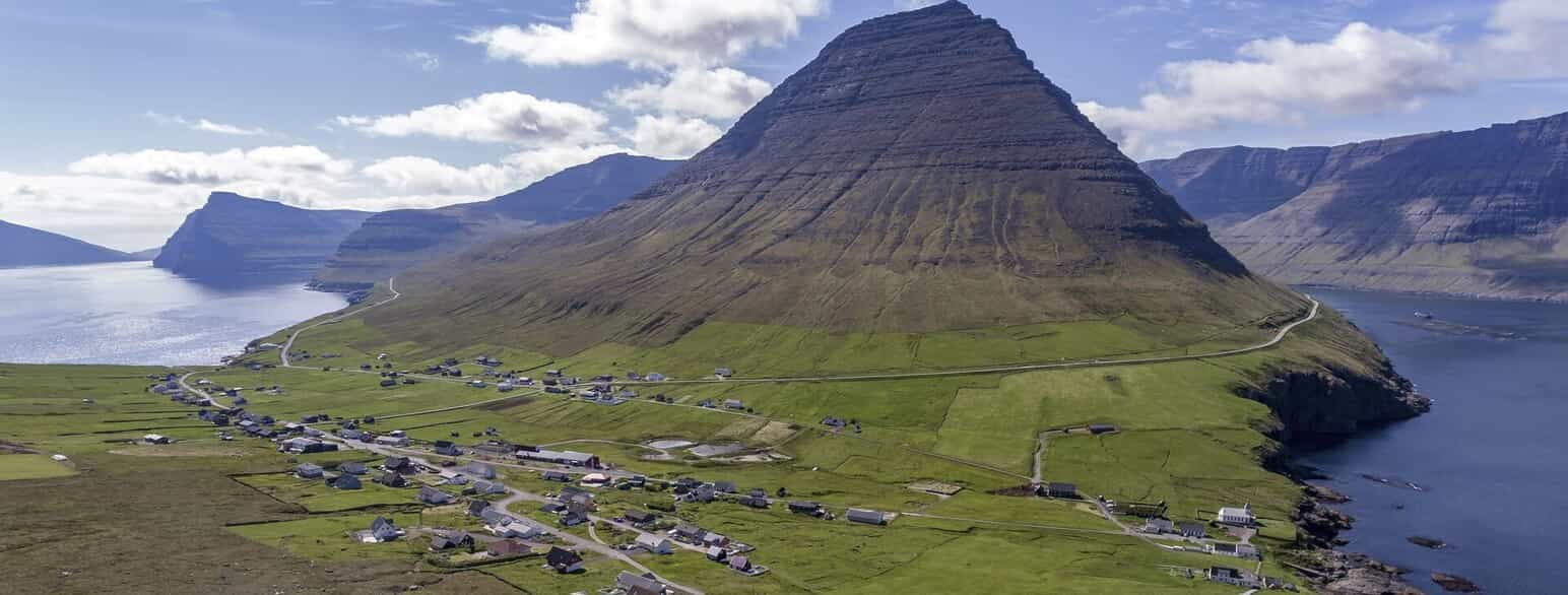 Viðareiði er en typisk bygd, der ligger ved et eiði, dvs. på en smal strimmel land mellem to have, hvor der er adgang til vandet fra begge sider.