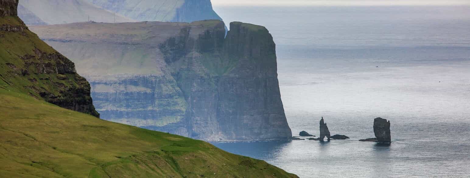 Ud for halvøen Kollurin ved Eiði rejser to klipper sig ude i havet. Det er Risin og Kellingin (Kæmpen og Kællingen).