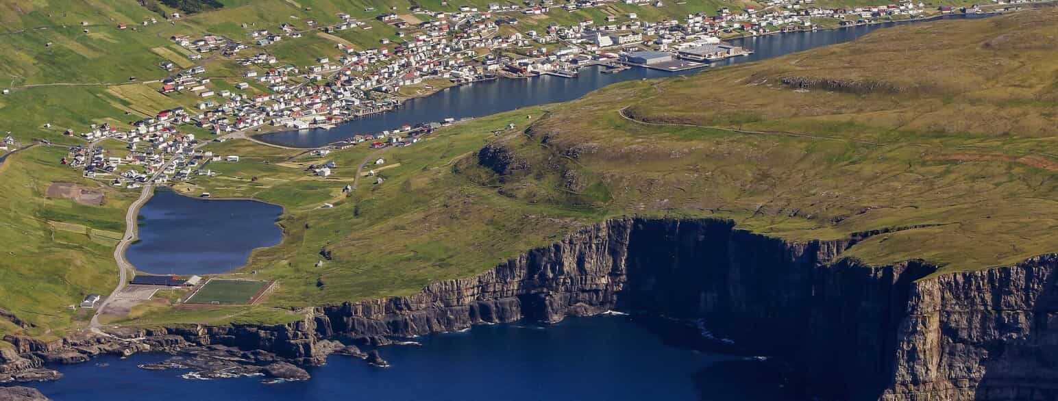 Bebyggelsen langs den nordlige side af Vágur fjord på Suðuroy.