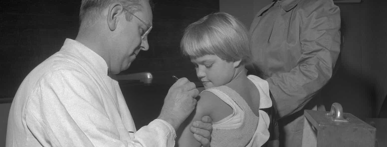 En pige vaccineres mod kopper i København i 1955