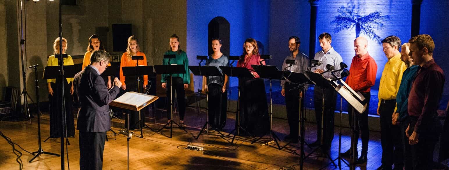 Det københavnske vokalensemble Ars Nova Copenhagen ved en koncert i Koncertkirken under ledelse af dirigent Paul Hillier. København 2018.