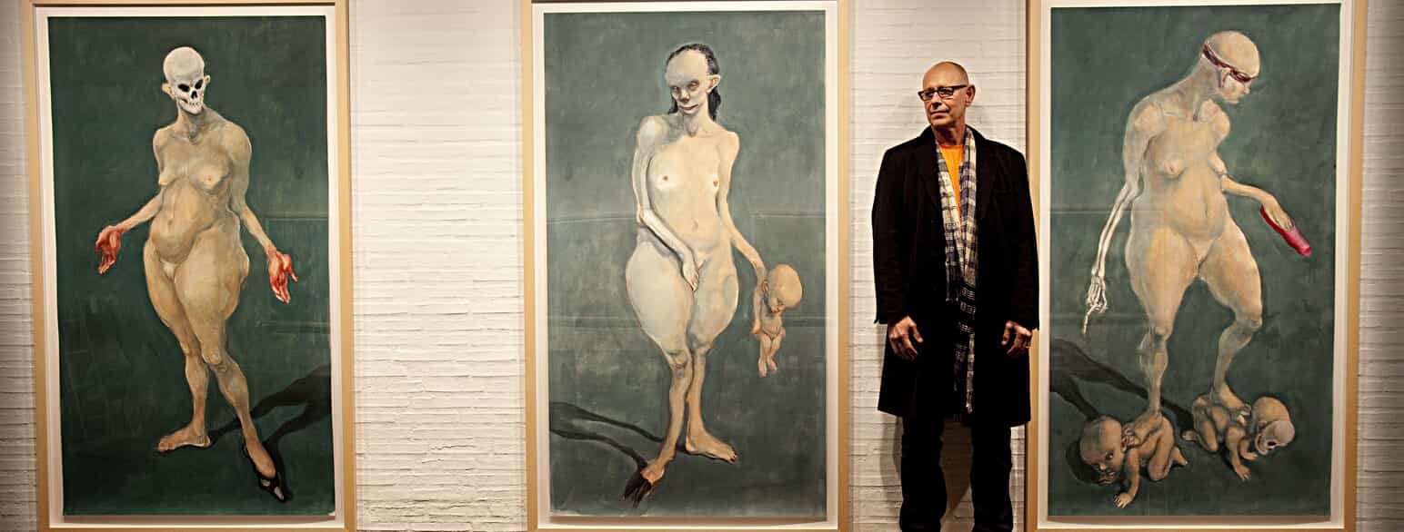 Michael Kvium foran tre af sine værker i 2011