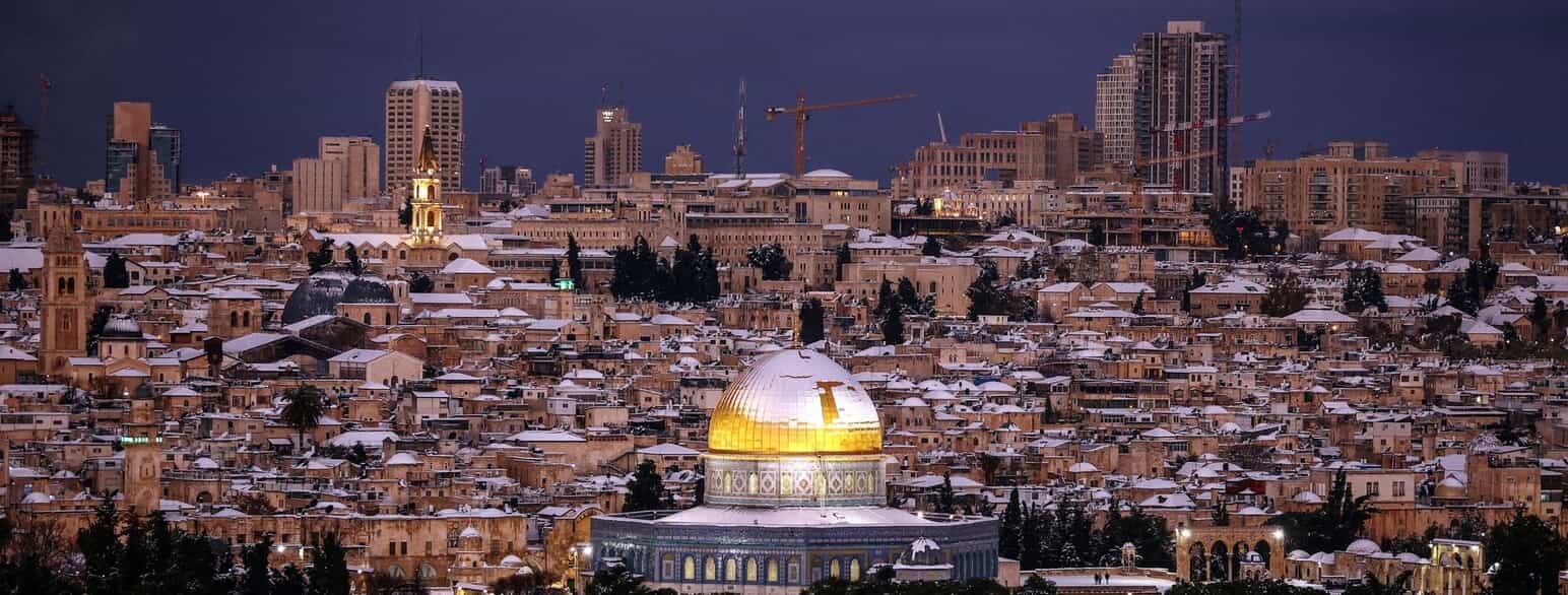 Jerusalem set fra Oliebjerget. Klippehelligdommen og by efter snestorm.