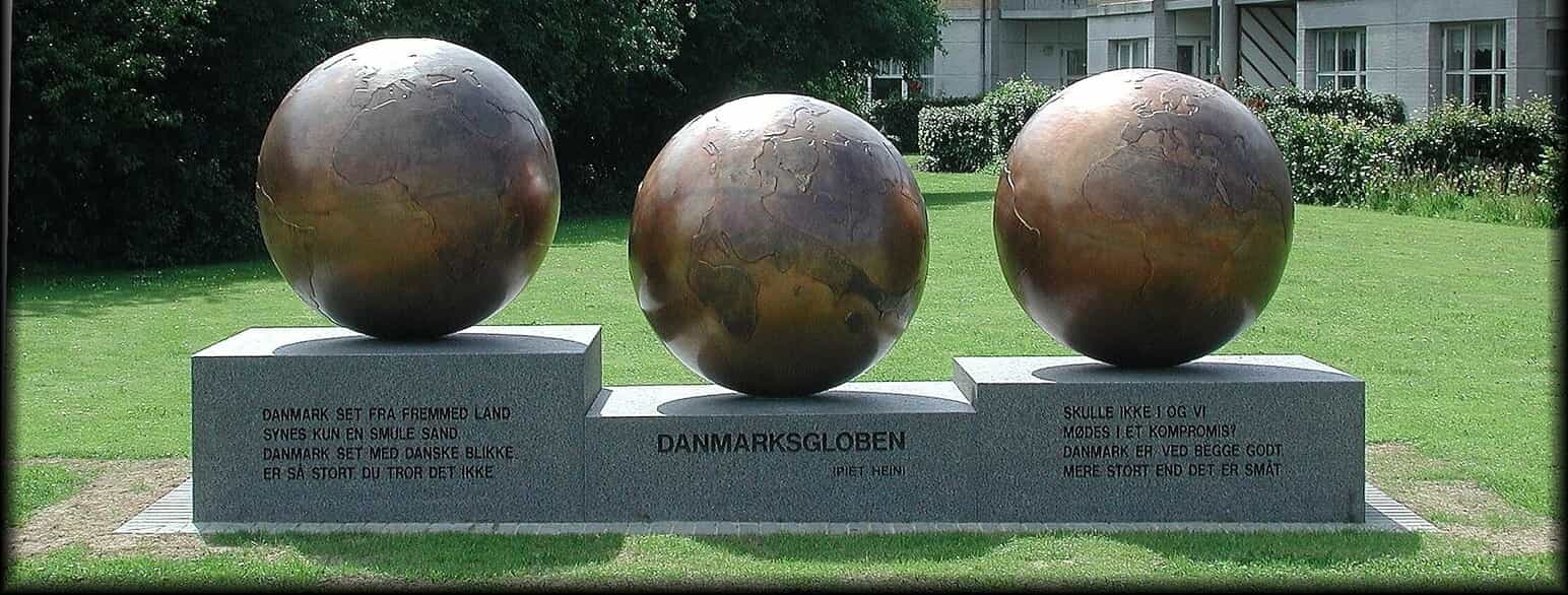 Danmarksgloben af Piet Hein i Kumbelhaven i Farum