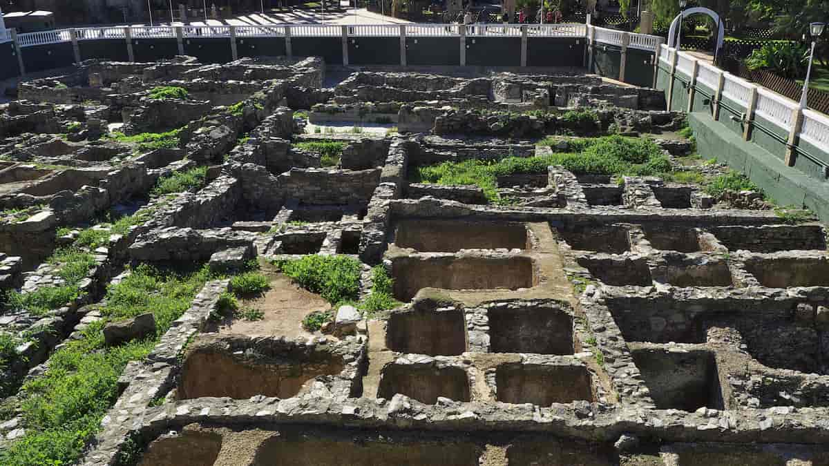 Ruinerne af den romerske fabrik, som producerede saltede fisk og garum (2014). 