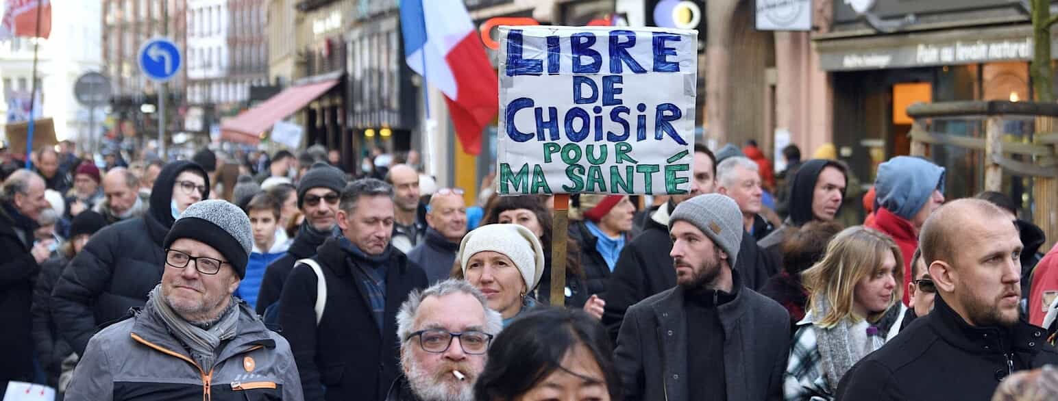 Demonstration mod Covid-19 vaccinationer og sundhedspas i Strasbourg i Frankrig den 7. februar 2022. På skiltet kræves frihed til at bestemme over egen sundhed