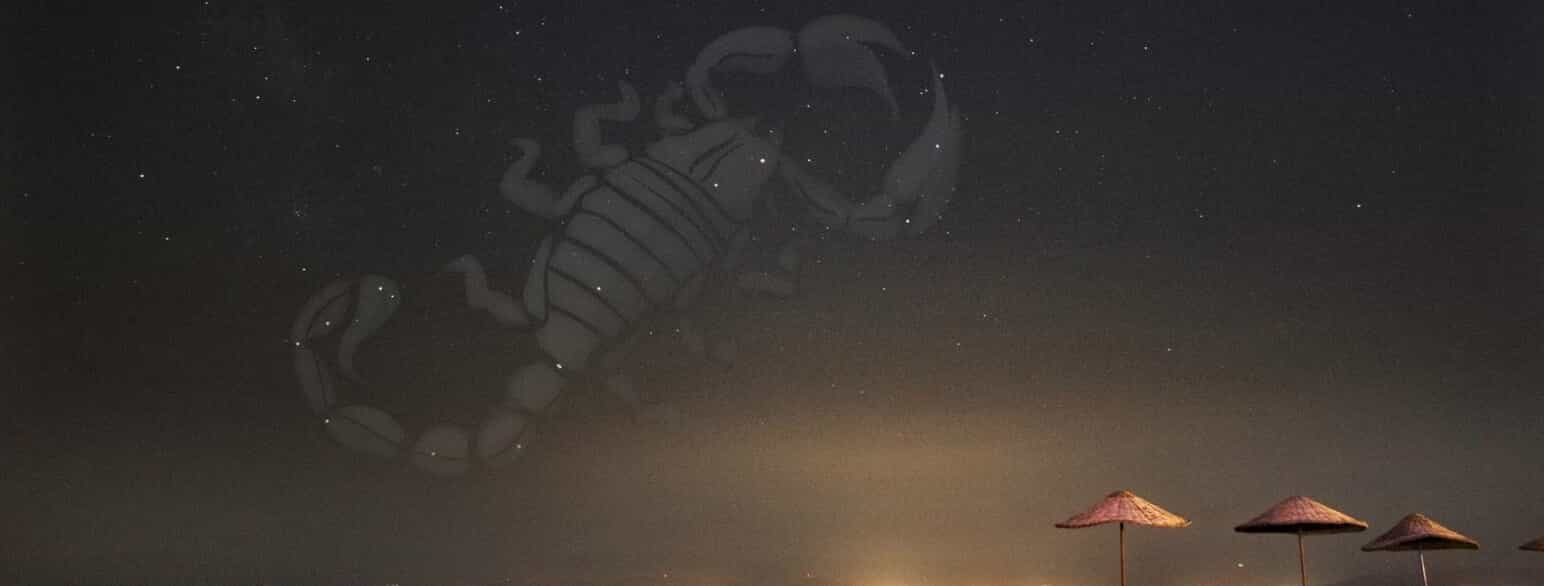 Illustration af stjernebilledet Skorpionen over en strand på Lesbos.