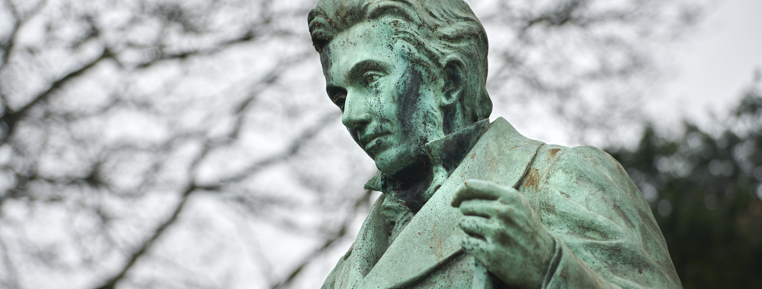 Søren Aabye Kierkegaard ( født 5.5.1813 død 11.11.1855 ) monumentet i Det Kongelige Biblioteks have.